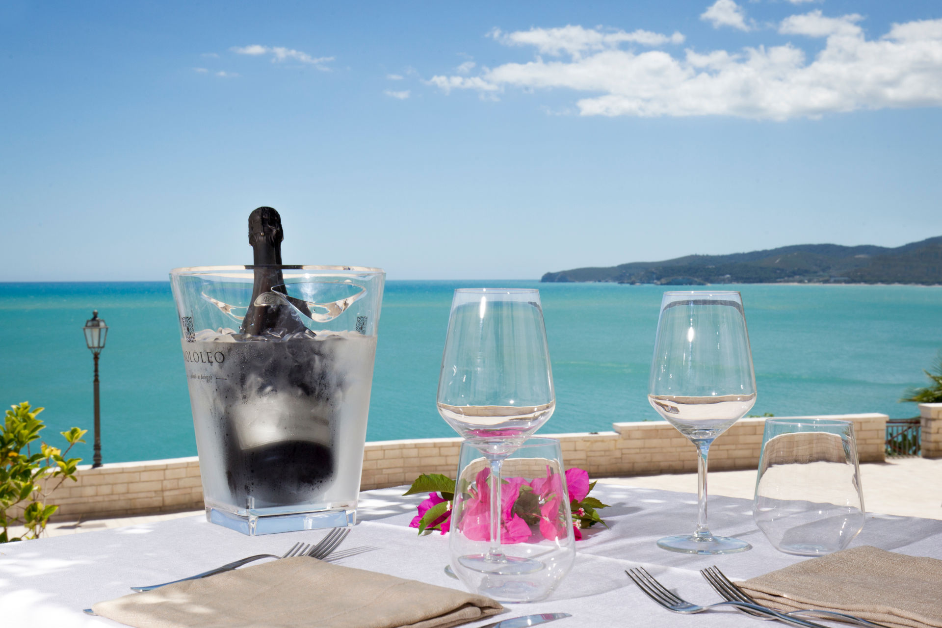 tavolo con Champagne vista mare del ristorante pesce fresco piazzetta Petrone a Vieste
