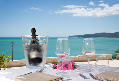 panorama sul mare di vieste champagne con flute nella terrazza della piazza Petrone ristorante con vista panoramica