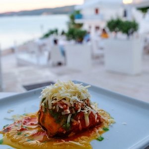 Piatto gourmet servito sulla terrazza vista mare di Piazzetta Petrone Vieste