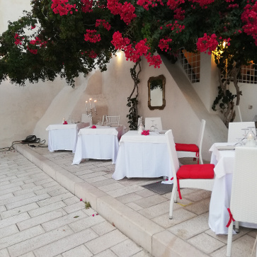 tavoli per due a lume di candela romantico del ristorante di pesce fresco centro storico di Vieste in piazzetta Petrone