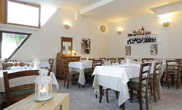 sala interna con tavoli e arredo di legno del ristorante di pesce fresco centro storico di Vieste in piazzetta Petrone