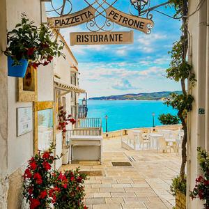 Ristorante Piazzetta Petrone nel centro storico di Vieste nel Gargano